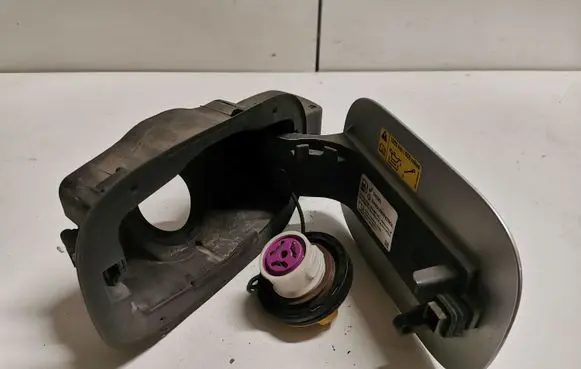 Fuel tank cap lock