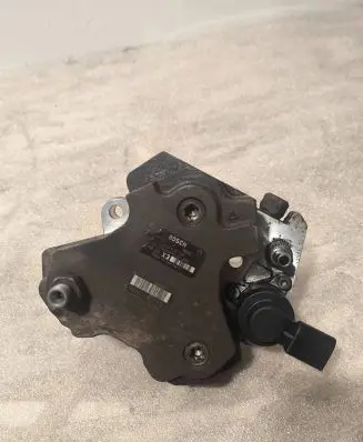 BMW 5 E60 E61 Fuel injection high pressure pump 7798333 983811 0445010146
