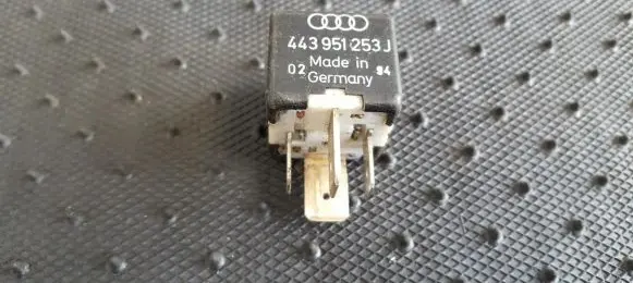 Volkswagen PASSAT B5 Other relay 443951253J 899511