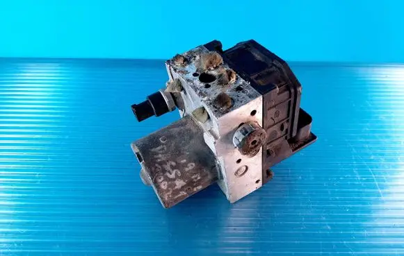 Volkswagen PASSAT B5 ABS Pump ESP0124C H17S0028