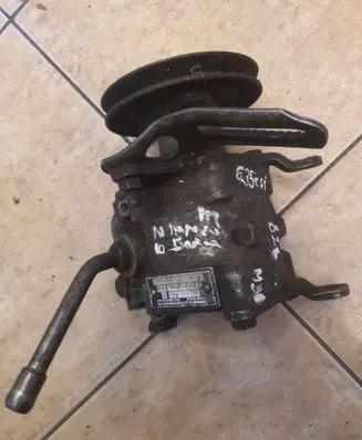 BMW 5 E28 Power steering pump 7671501133 0797676