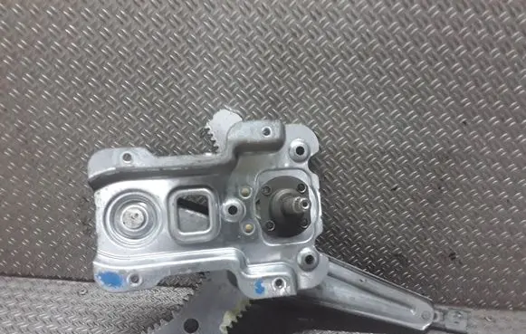 Rear door manual window regulator