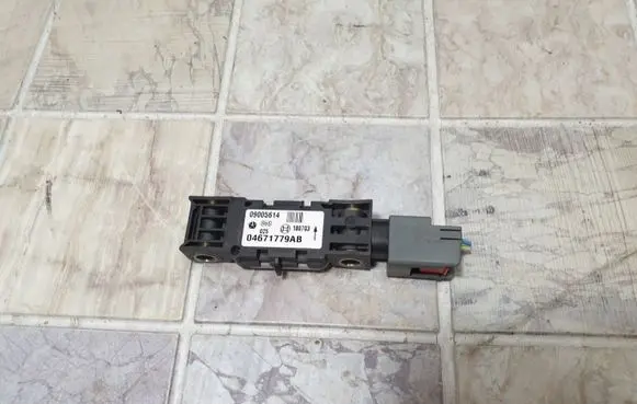 Chrysler Pacifica Airbag deployment crash/impact sensor 04671779AB 09005614 180703