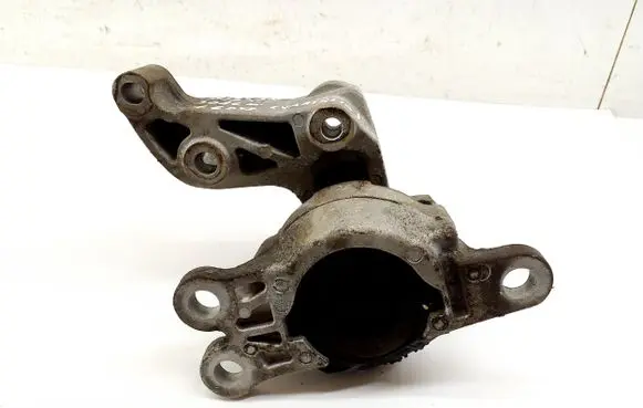 Nissan X-Trail T32 Engine mount bracket 12114BA0A