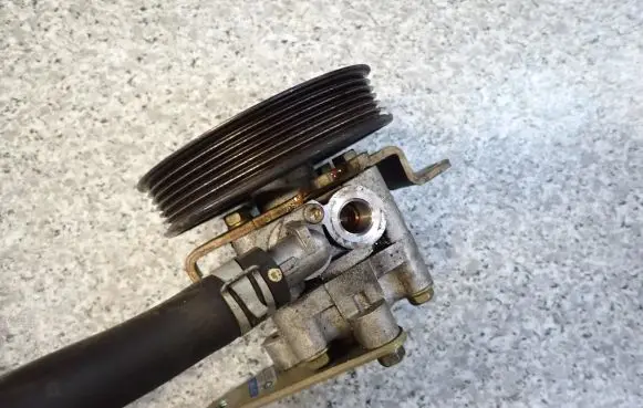 Nissan X-Trail T30 Power steering pump