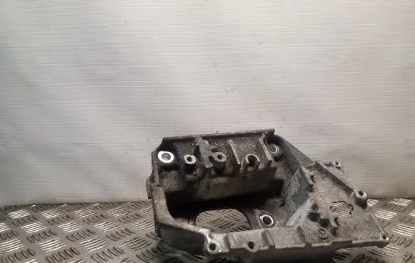 Nissan Juke I F15 Gearbox mounting bracket