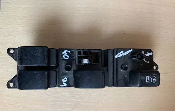 Mitsubishi Lancer VIII Electric window control switch 8608A058