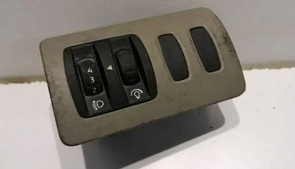 Renault Clio III Headlight level height control switch 8200407756
