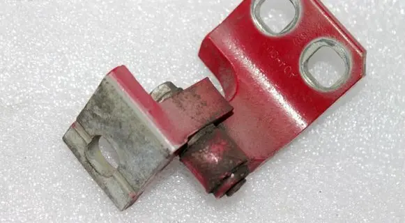 Alfa Romeo Giulietta Front door lower hinge 50525346