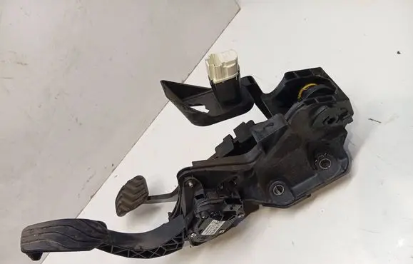 Dacia Duster II Accelerator throttle pedal 180108467R 907067H0