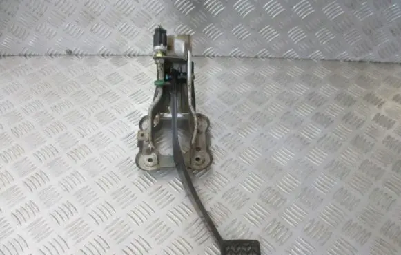 Toyota Avensis T220 Clutch pedal 