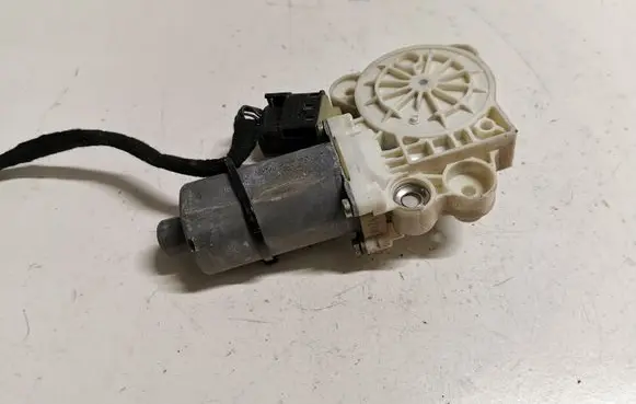 Mercedes-Benz E W211 Front door window regulator motor A2118202942
