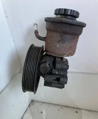 Toyota Corolla Verso AR10 Power steering pump