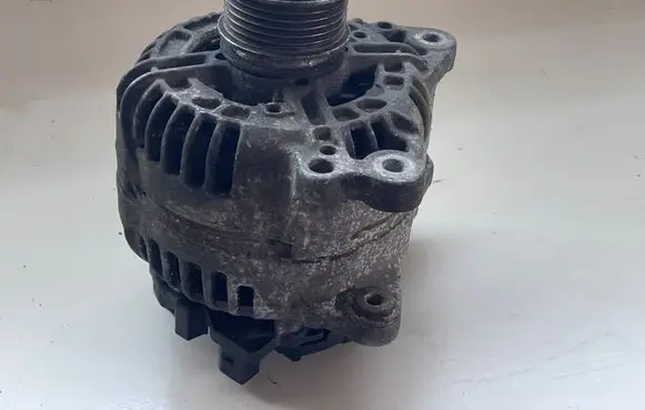 Volkswagen PASSAT B5 Generator/alternator 06F903023J