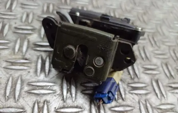 Toyota Corolla Verso AR10 Tailgate lock latch 