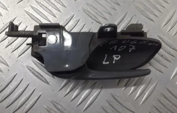 Peugeot 107 Front door interior handle 