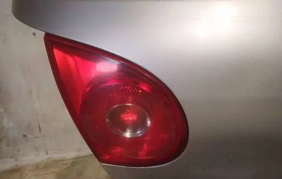 Tailgate rear/tail lights