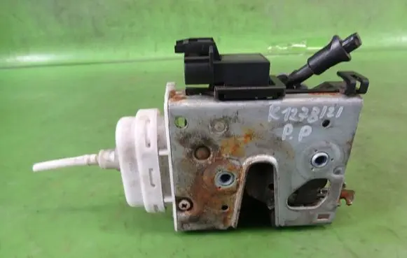 Audi A4 S4 B5 8D Front door lock 8D1837016F