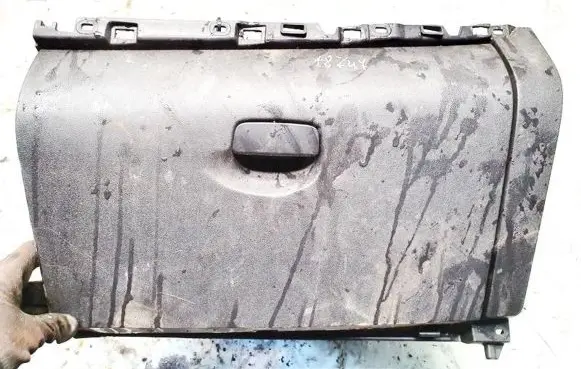 Glove box