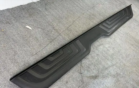Sill/side skirt trim