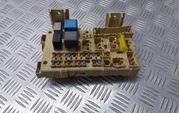 Toyota Avensis T250 Fuse box cover 82641-CA010-F