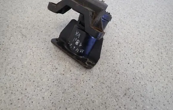 Engine mount vacuum valve