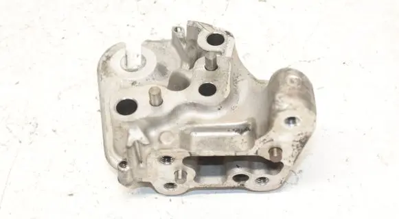 Engine mounting bracket