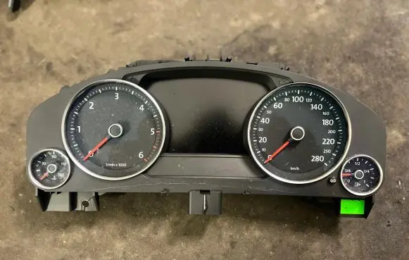 Volkswagen Touareg II Speedometer (instrument cluster) 7P6920881N