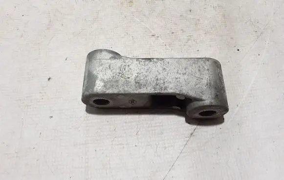 Engine mounting bracket