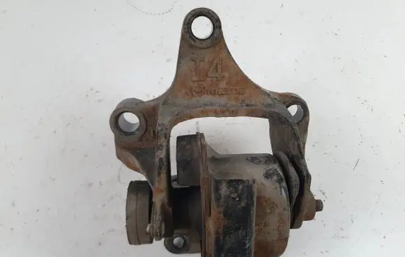 Mazda CX-7 Engine mounting bracket