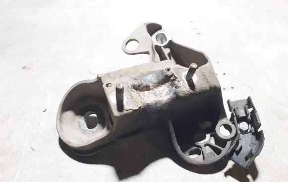 Audi A6 S6 C5 4B Engine mounting bracket 8E0199352D