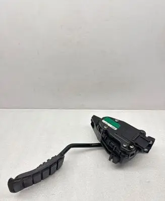 Accelerator throttle pedal