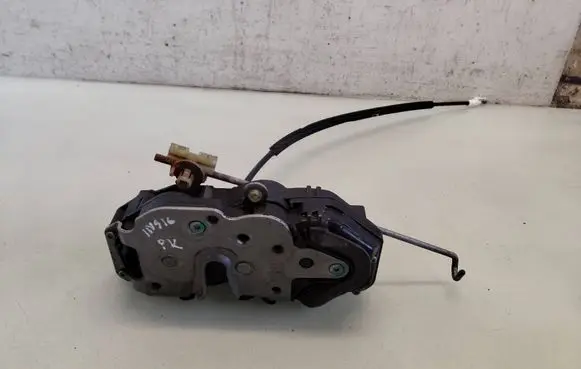 Opel Insignia A Front door lock 09D131