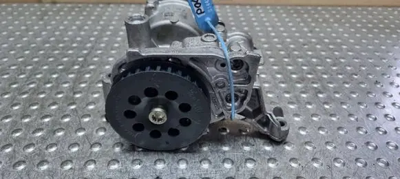 Volkswagen PASSAT B8 Oil pump 04L145208K
