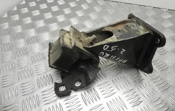 Nissan Navara D40 Engine mount bracket VD16873