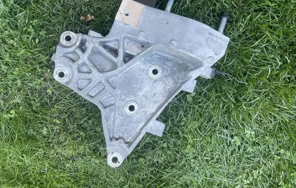 KIA Niro Engine mounting bracket DOS2