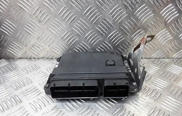 Toyota Avensis T270 Engine control unit/module 8966105N50