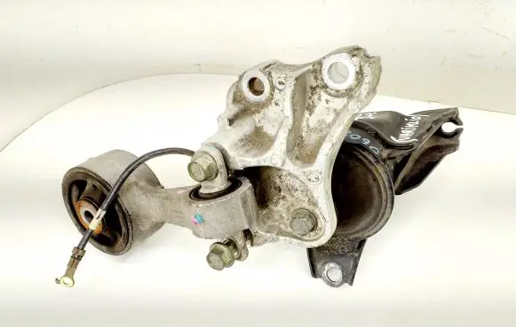 Honda CR-V Engine mount bracket