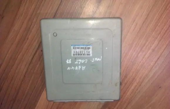 Mitsubishi Colt Engine control unit/module md330704 e2t65680