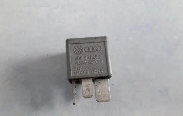 Volkswagen PASSAT B5.5 Other relay 8D0951253 V23134-J52-X300