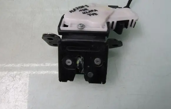 Mazda 3 Tailgate exterior lock 
