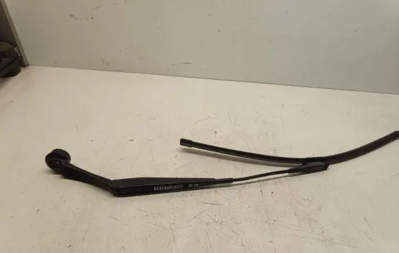 Front wiper blade arm