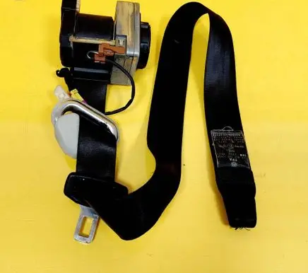 Volkswagen Golf IV Front seatbelt 1J3857705