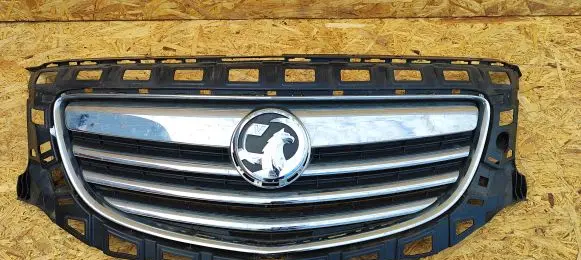 Opel Insignia A Front bumper upper radiator grill 13282567 551004542