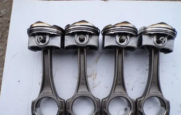 Mazda CX-30 Piston with connecting rod