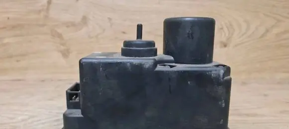 Volkswagen PASSAT B3 Central locking vacuum pump 357862257