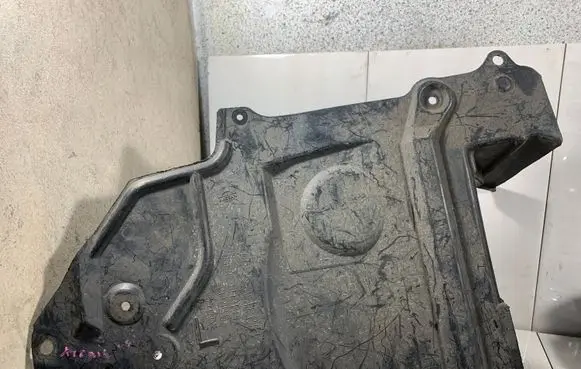 Nissan X-Trail T30 Engine splash shield/under tray 758948H300