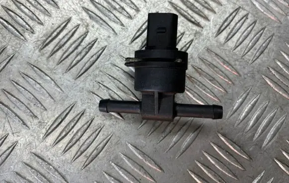 Volkswagen Golf IV Fuel temperature sensor 038906081B