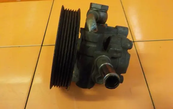 Land Rover Range Rover Sport L320 Power steering pump QVB500390