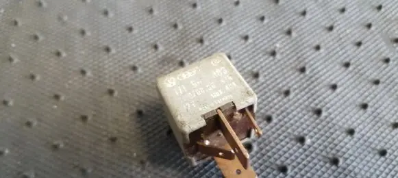 Volkswagen Golf II Other relay 171906383
